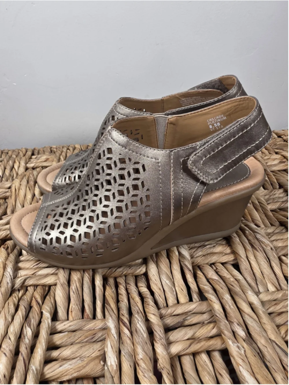 Earth Cascade Platinum Sandals Sz 8.5 B Leather Laser Cut Wedge Slingback City